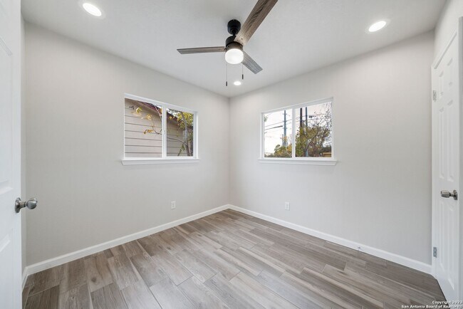 Building Photo - Charming Home Awaits: Spacious & Modern Li...