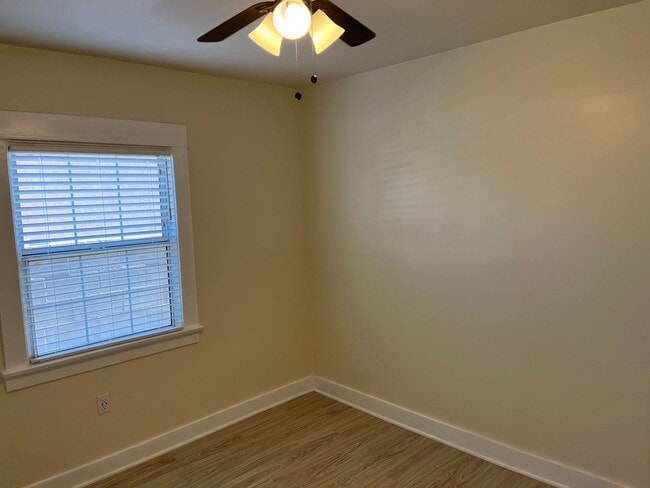 Building Photo - Beautifully Renovated 2 Bed / 1 Bath in Co...