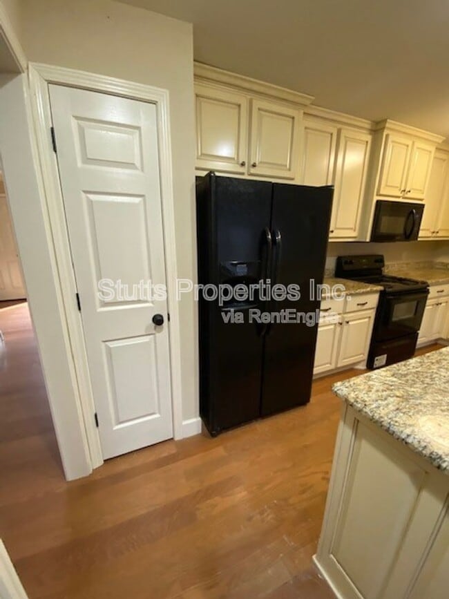 Building Photo - 206 Hillsboro Cir