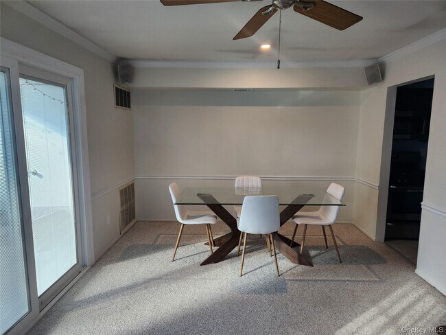 Building Photo - 334 Artist Lake Dr