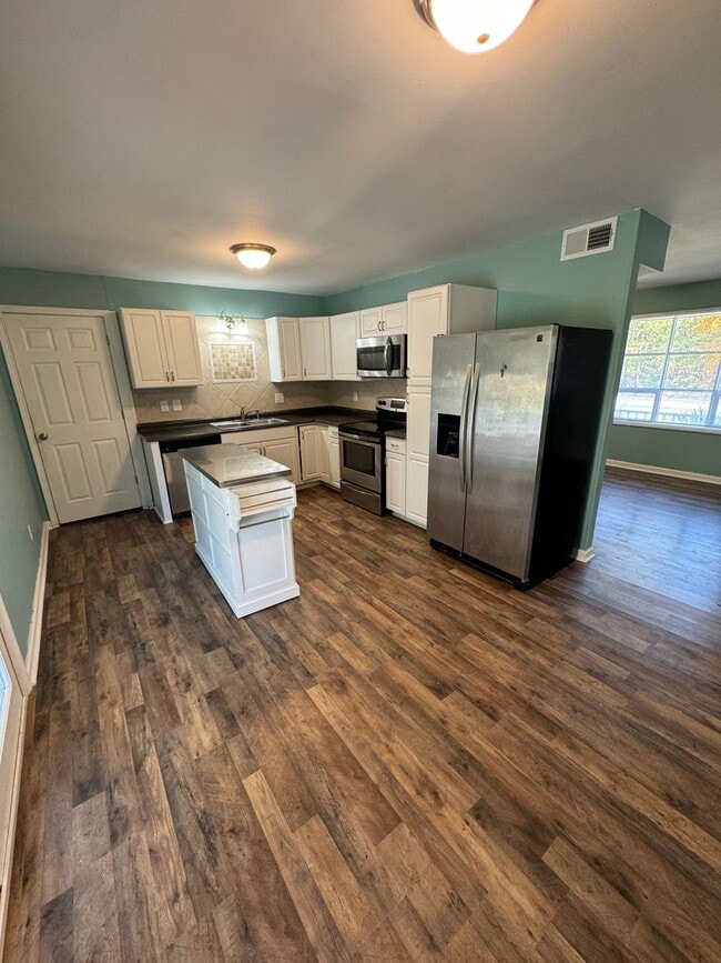 Building Photo - Beautiful Home in a quiet country setting