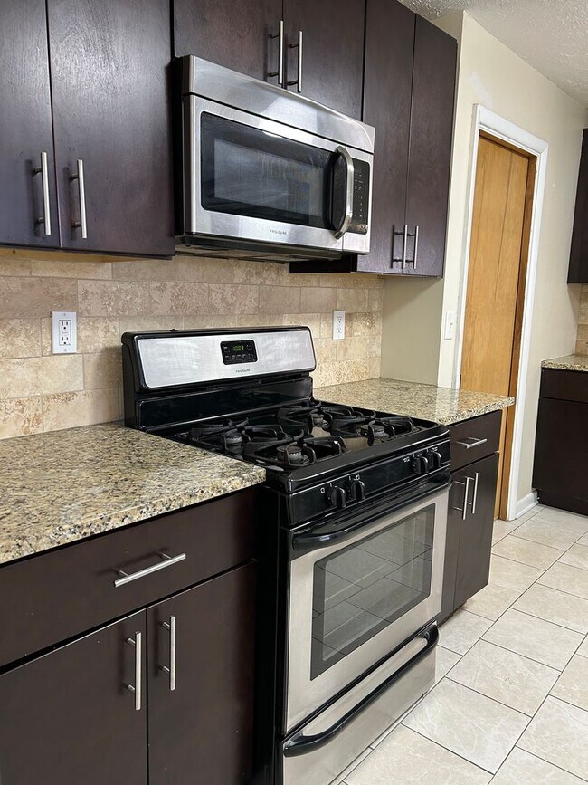 Building Photo - Brick Ranch for Rent in Highland  HTS close to the freeway