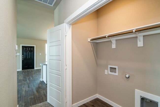 Building Photo - AVAILABLE NOW! GORGEOUS 3 BEDROOM FOUR PLEX LOCATED IN MIDLOTHIAN ISD!