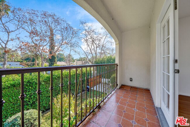 Building Photo - 743 N Las Palmas Ave