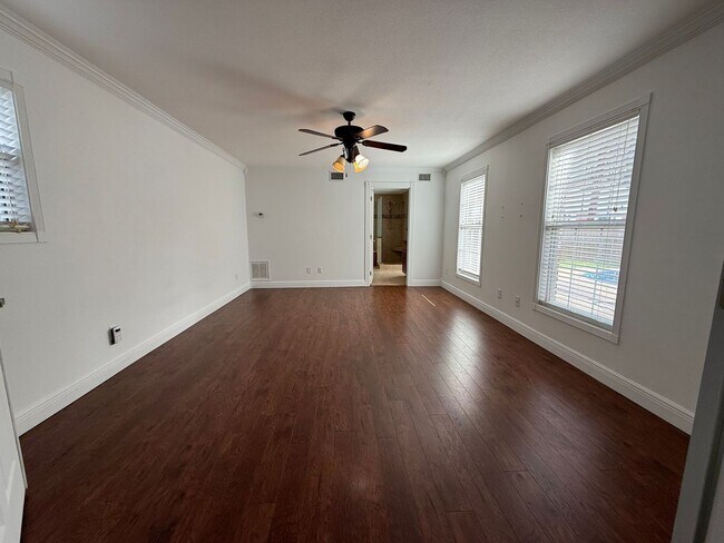 Building Photo - 905 Poinciana Dr