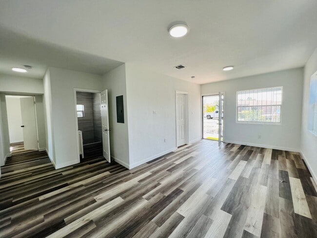 Building Photo - Fabulous Renovation! Gorgeous Three Bedroom and One Bath Home!