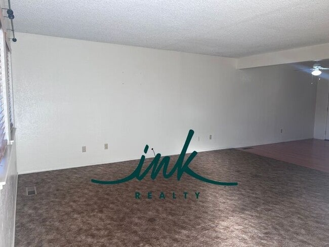 Building Photo - Lovely Gardnerville Townhome