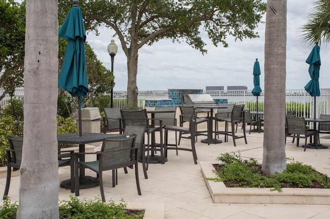 Building Photo - 5303 Bay Club Cir