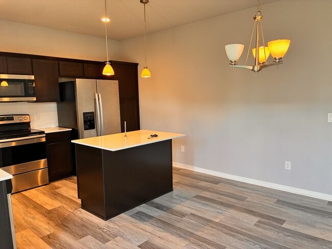 Building Photo - Spacious 3BR 2.5ba house in Urbandale, available NOW!