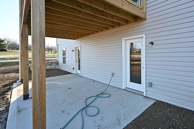 Building Photo - Nice 3 Bedroom, 2.5 bath with 2 car garage...