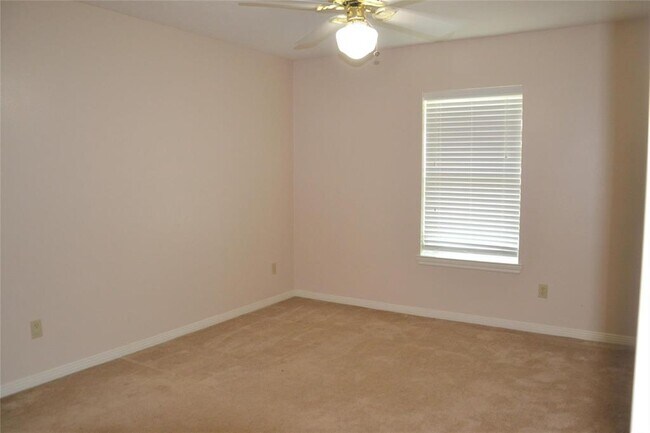Building Photo - 15127 Greenleaf Ln