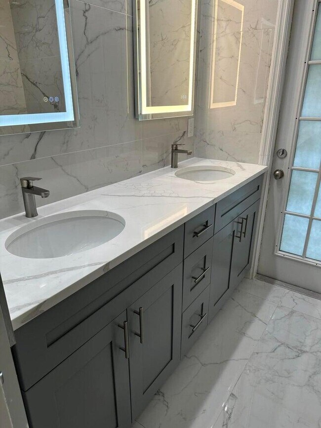 Building Photo - 1925 Shower Tree Way