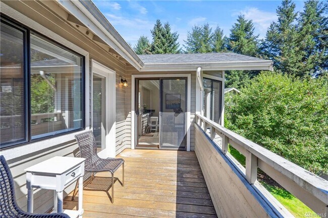 Building Photo - Charming 2 Bed 2 Bath Condo in Sought After Redmond
