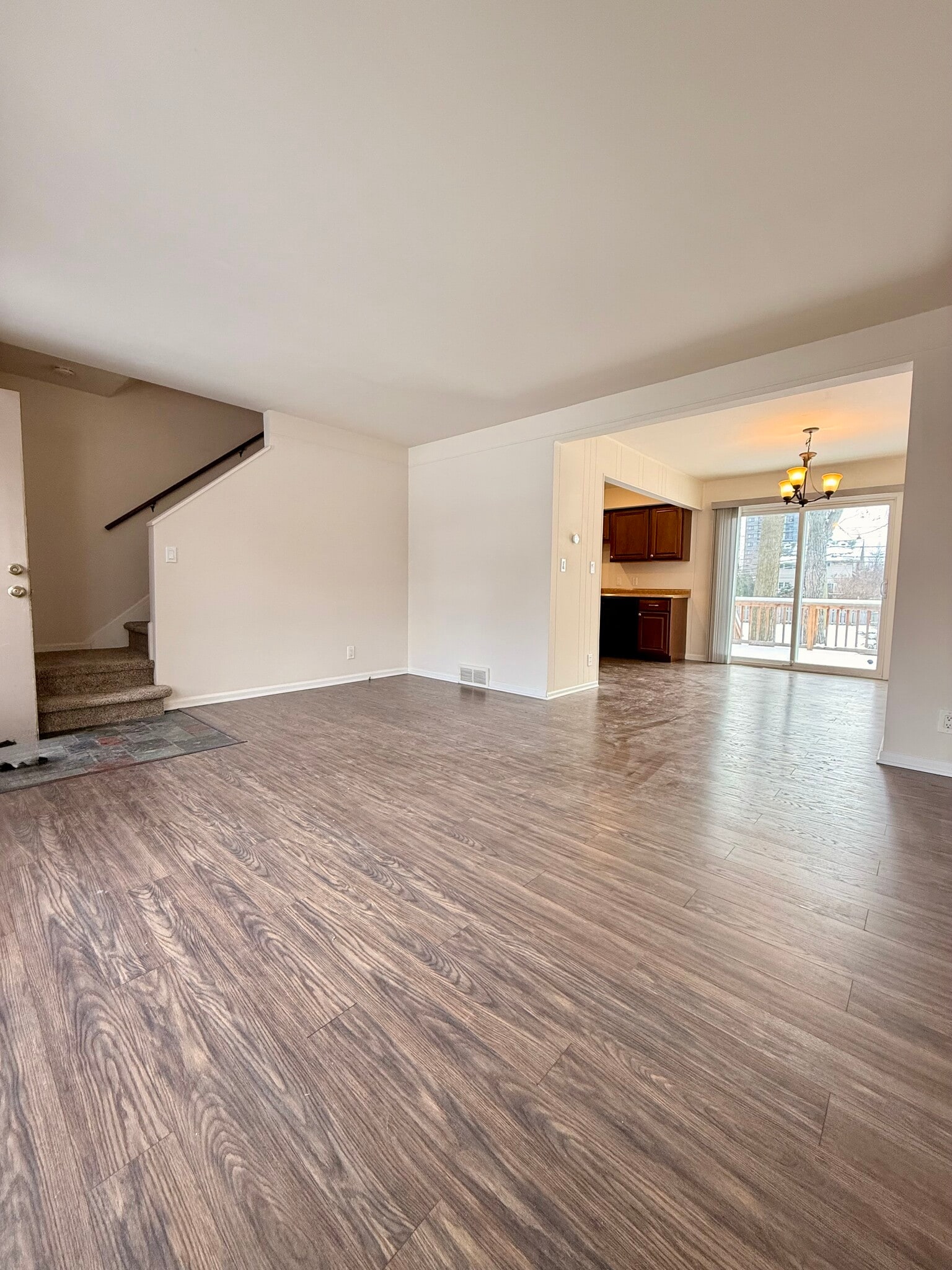 Building Photo - 130 E Farnum Ave