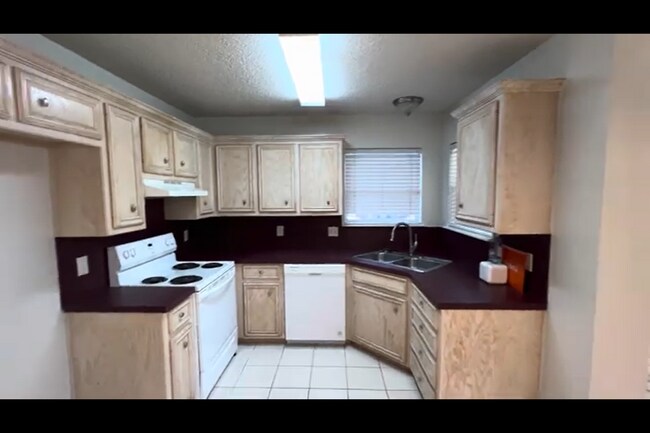 Building Photo - Awesome home in quiet. Culdesac