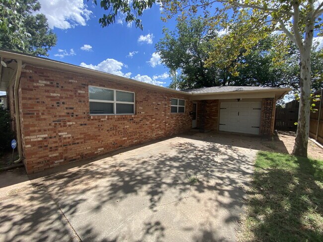 Primary Photo - Spacious 3/2!