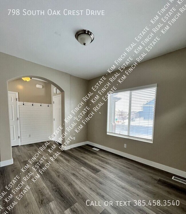 Building Photo - 798 S Oak Crest Dr