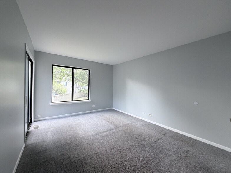 Building Photo - 2 Elm Ct