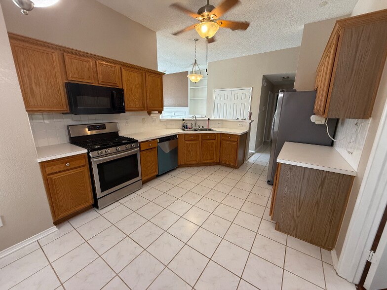 Building Photo - 1022 Dickens Ln