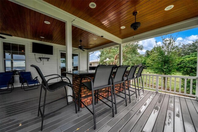 Building Photo - 2551 Lakeview Dr