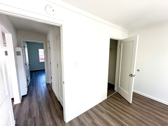 Building Photo - Ready For Move in~ 2BEDS/1BATH HOUSE FOR RENT W/Laundry Hook-Ups!