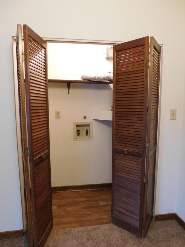 Building Photo - 2 Bedrooms, 1 bathroom Cathedral ceiling i...