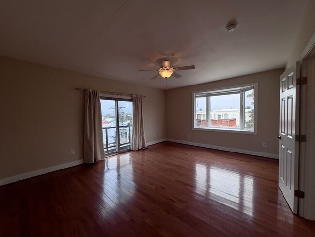 Building Photo - 902 S Linwood Ave