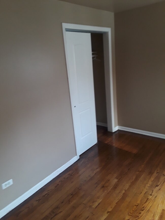 Building Photo - 6927 S Prairie Ave