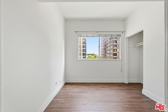 Building Photo - 10787 Wilshire Blvd