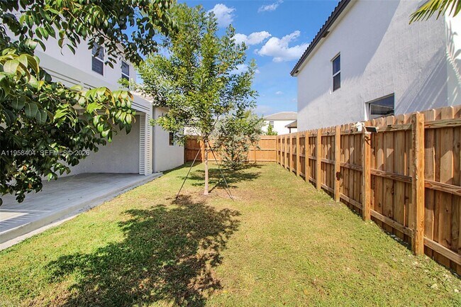 Building Photo - 879 SE 26th Ter