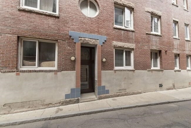 Building Photo - 19 Wiget St