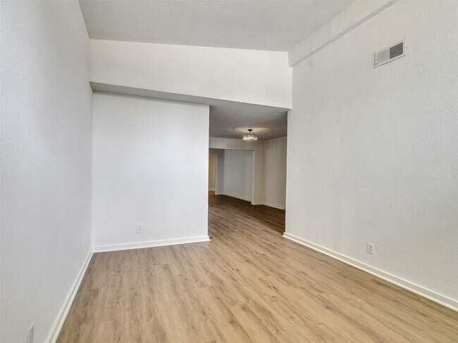 Building Photo - 5627 Southbrook Dr