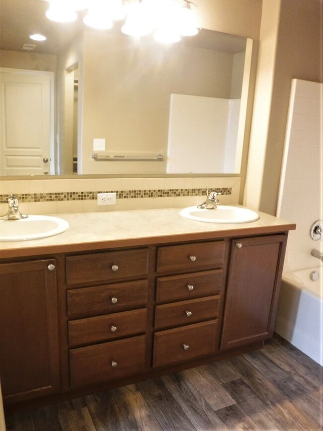 Building Photo - Awesome Caldwell 3 bed, 2 bath cutie!