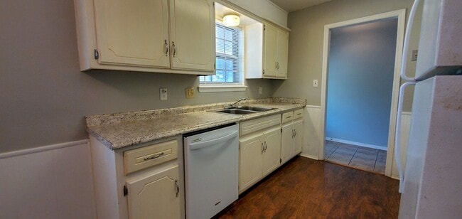 Building Photo - 3 Bedroom 1.5 Bath with Garage