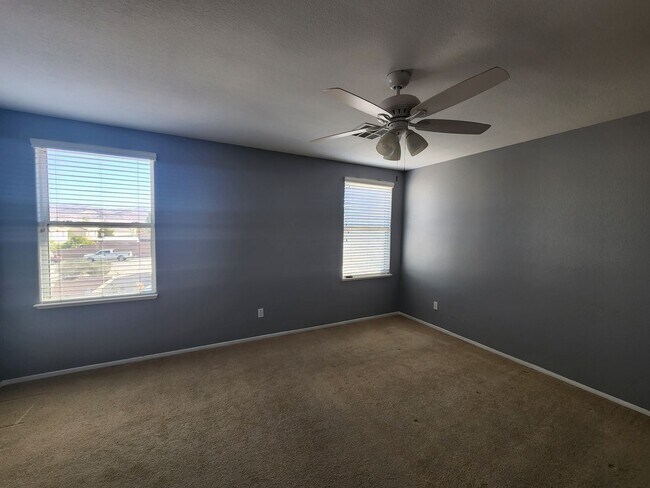 Building Photo - HENDERSON: 3 bed/2.5 bath Townhome with Spacious Kitchen, Private Backyard, Large Primary Suite &...