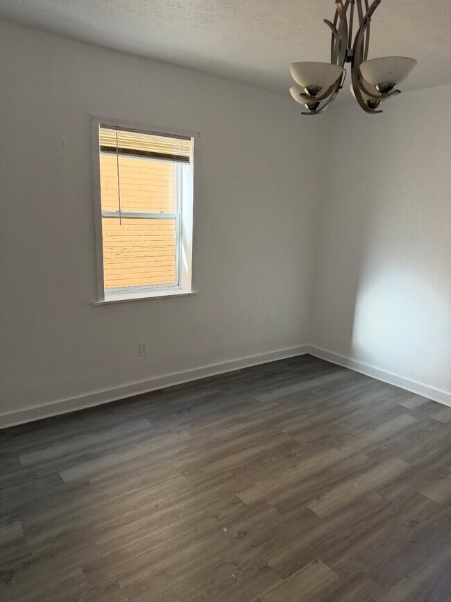 Building Photo - 730 Middle Ave