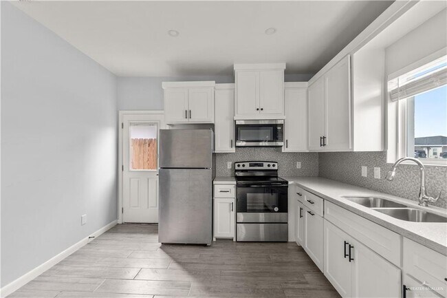 Building Photo - 18 N 33rd Ln