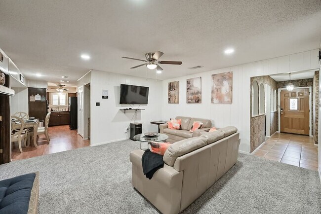 Building Photo - 1712 Meadowlane Terrace