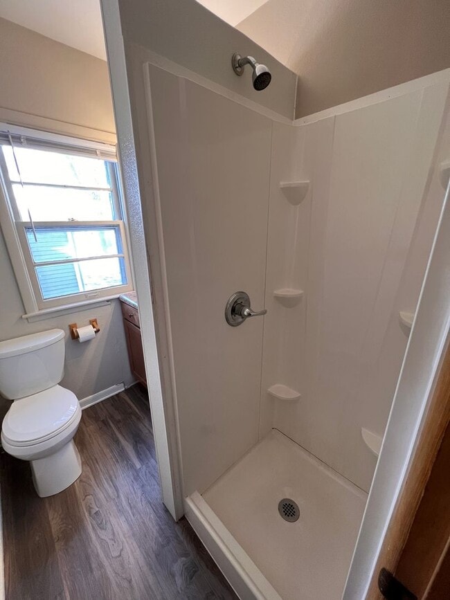 Building Photo - Cute 1 bed 1 bath @633 Walnut St in Iowa C...
