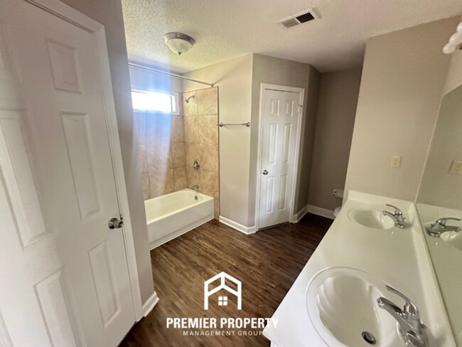 Building Photo - 6516 Lake Valley Dr