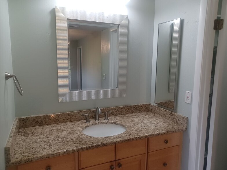 Building Photo - Coming Soon: Spacious, Newly Remodeled  3 bedroom, 2 bathroom screened lanai GREAT LOCATION
