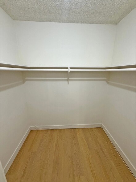 Building Photo - 833 S Plymouth Blvd