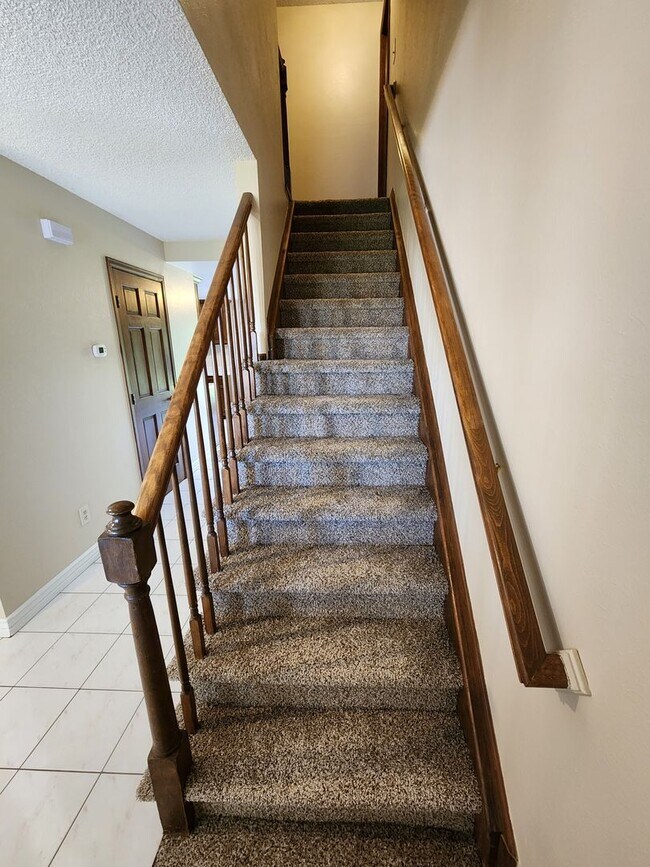 Building Photo - Beautiful 4 Bedroom Home on Cul Du Sac Wit...