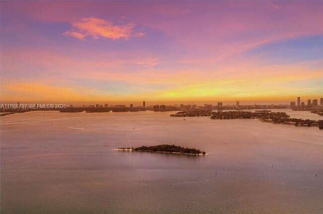 Building Photo - 700 NE 24th St