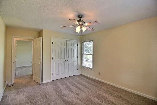Building Photo - 383 E Valleywood Dr