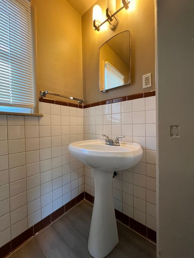 Building Photo - 3818 NW Bell- AVAILABLE NOW!