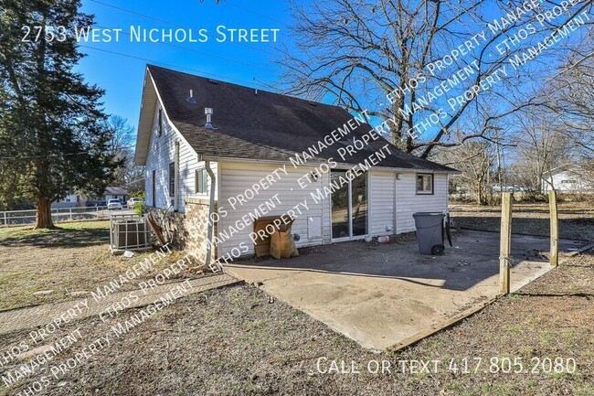 Building Photo - Great Midtown Home with HUGE Yard