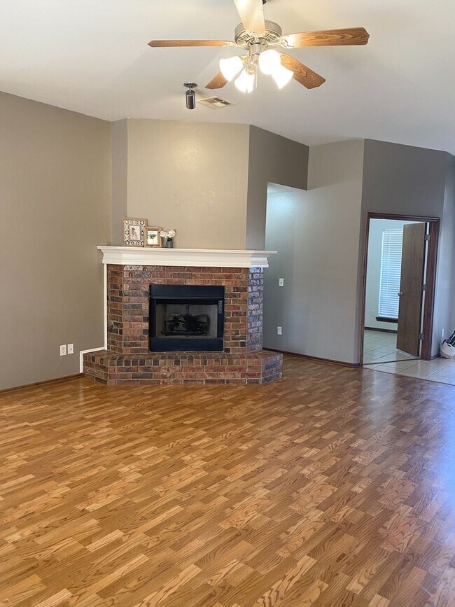 Building Photo - Beautiful 3 bed, 2 bath Home in East Moore with Bonus Room!
