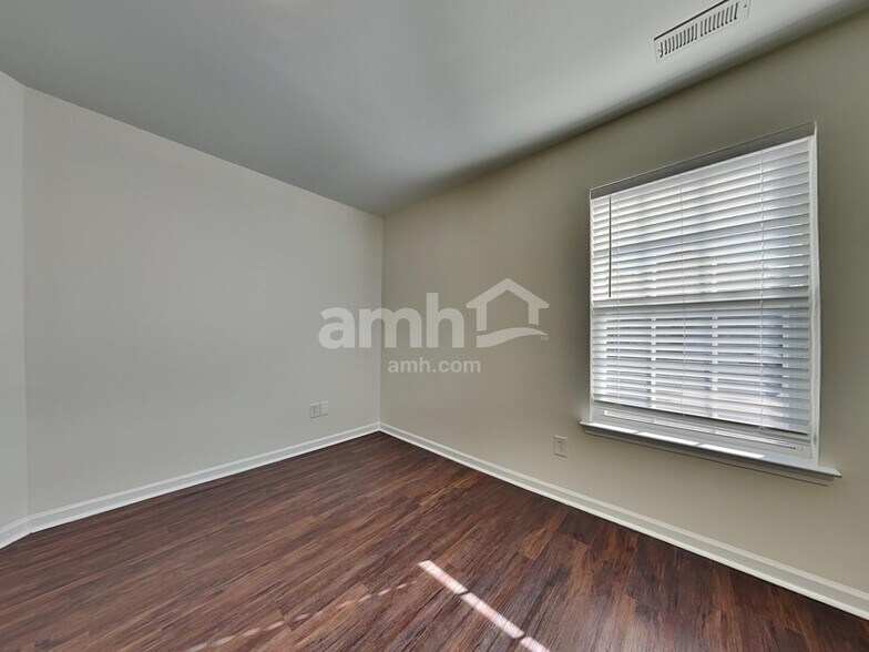 Building Photo - 7207 Tanners Creek Dr