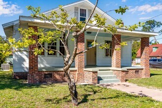 Building Photo - Cute Bungalow